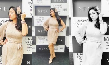 Pooja smashes it at the Lakme Fashion Week x FDCI in her burlesque look on Day 2...